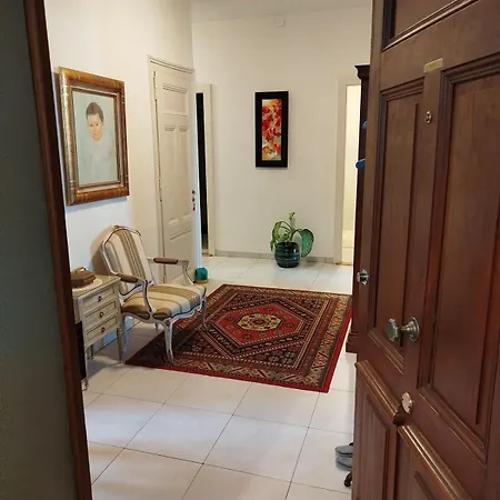 Beautiful In Center Of Geneva, 150 M2 *
